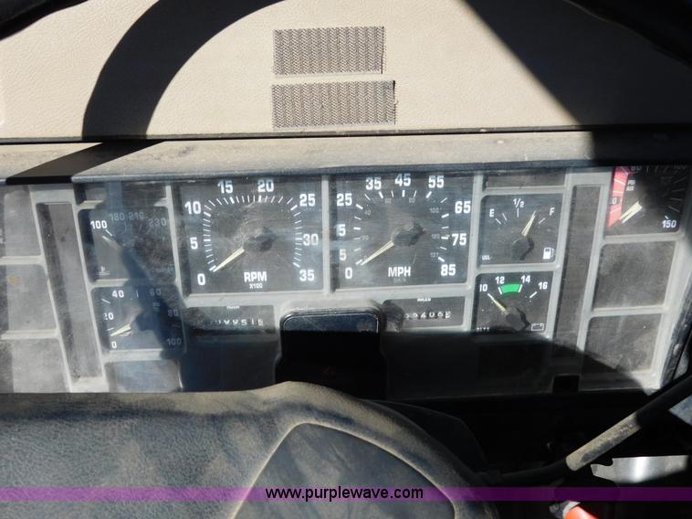 image for item AW9432 1993 International 8200 semi truck