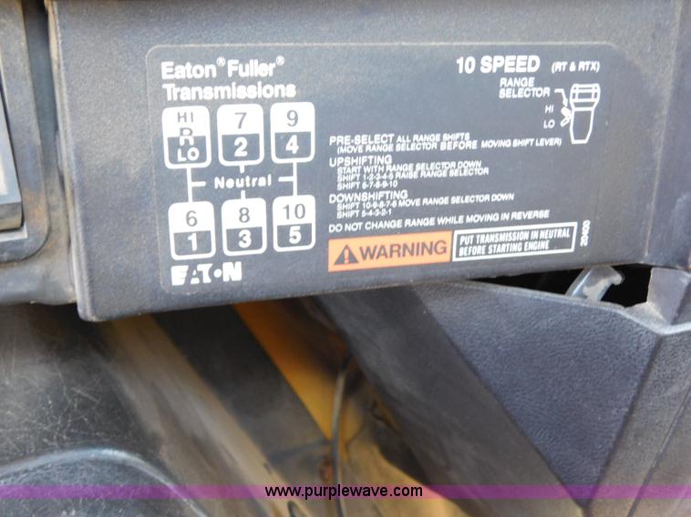 image for item AW9432 1993 International 8200 semi truck