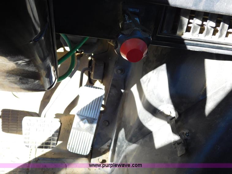 image for item AW9432 1993 International 8200 semi truck