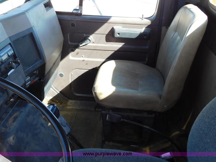 image for item AW9432 1993 International 8200 semi truck