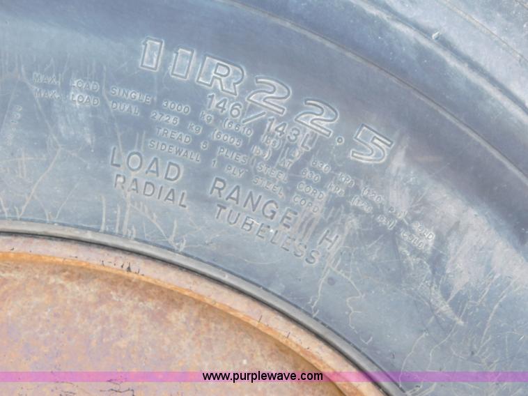 image for item AW9432 1993 International 8200 semi truck