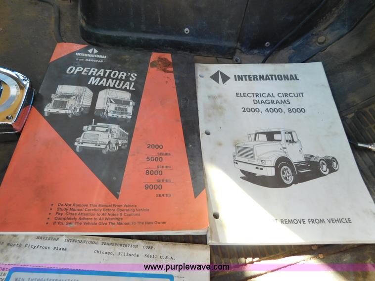 image for item AW9432 1993 International 8200 semi truck