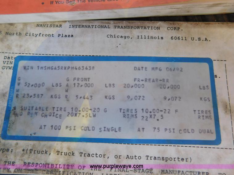 image for item AW9432 1993 International 8200 semi truck