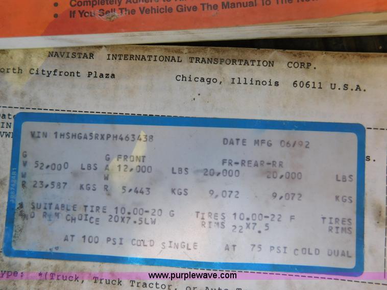 image for item AW9432 1993 International 8200 semi truck