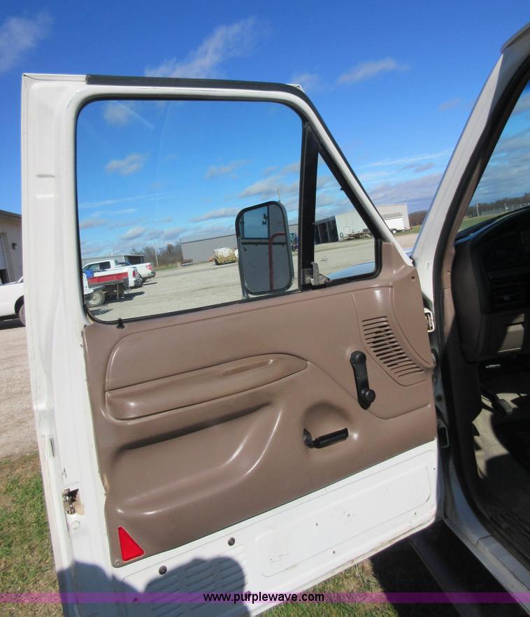 image for item BB9049 1994 Ford F250 XL pickup truck