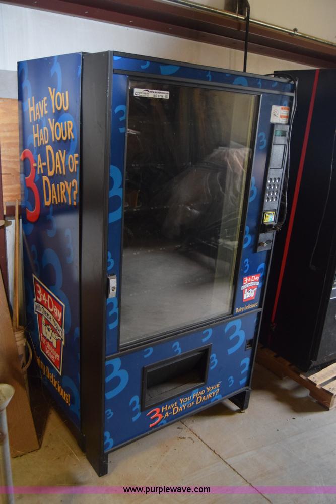 image for item BO9716 Refrigerated vending machine