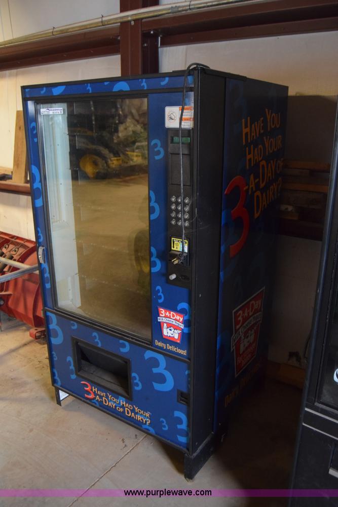 image for item BO9716 Refrigerated vending machine