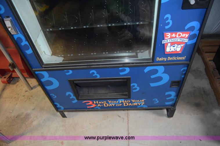 image for item BO9716 Refrigerated vending machine