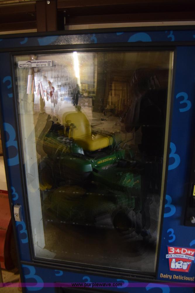 image for item BO9716 Refrigerated vending machine