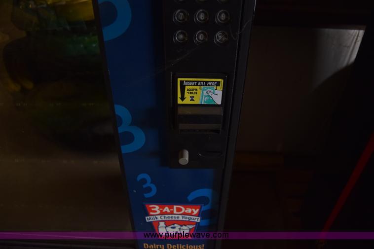 image for item BO9716 Refrigerated vending machine