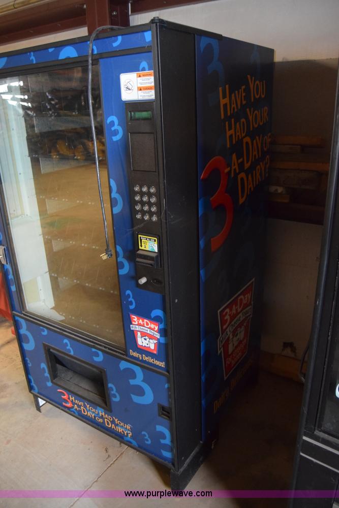 image for item BO9716 Refrigerated vending machine