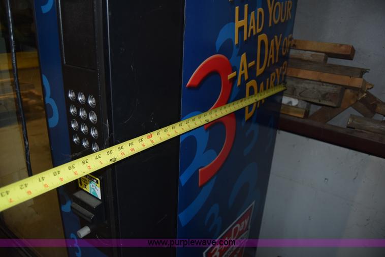 image for item BO9716 Refrigerated vending machine