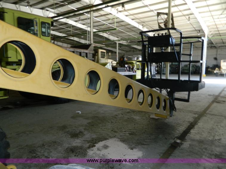 image for item BQ9974 Grove AM266 boom lift