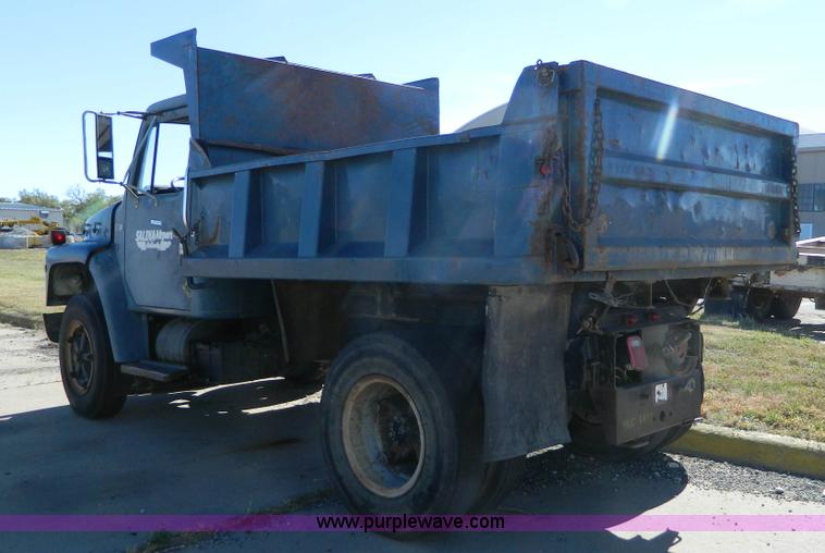image for item BQ9975 1986 International S1700 dump truck