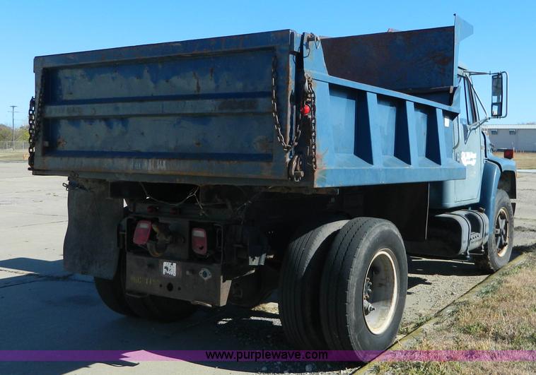 image for item BQ9975 1986 International S1700 dump truck