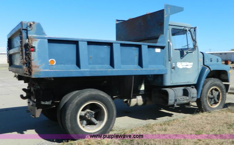 image for item BQ9975 1986 International S1700 dump truck