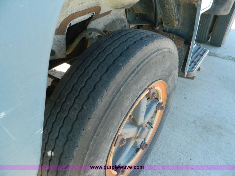 image for item BQ9975 1986 International S1700 dump truck