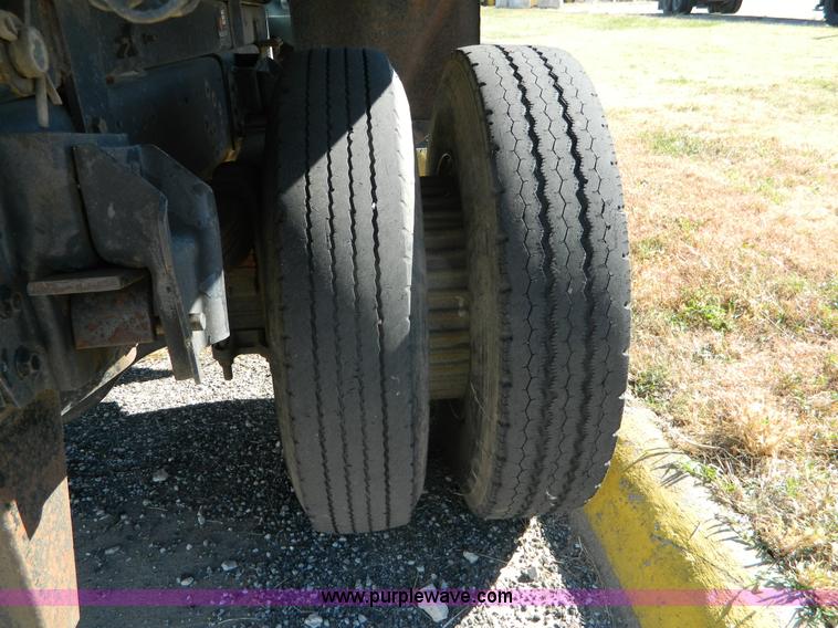 image for item BQ9975 1986 International S1700 dump truck