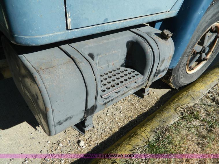 image for item BQ9975 1986 International S1700 dump truck