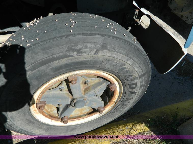 image for item BQ9975 1986 International S1700 dump truck