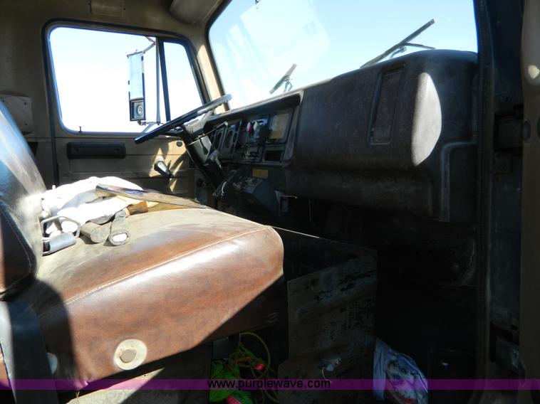 image for item BQ9975 1986 International S1700 dump truck