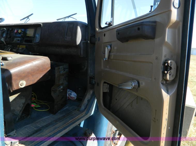 image for item BQ9975 1986 International S1700 dump truck