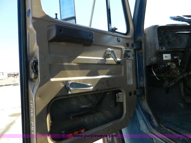 image for item BQ9975 1986 International S1700 dump truck