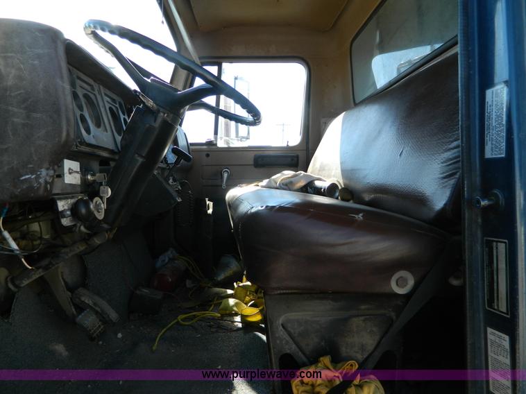 image for item BQ9975 1986 International S1700 dump truck