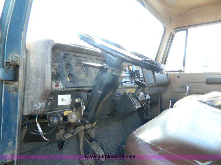 image for item BQ9975 1986 International S1700 dump truck