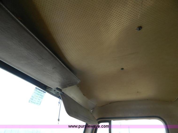 image for item BQ9975 1986 International S1700 dump truck