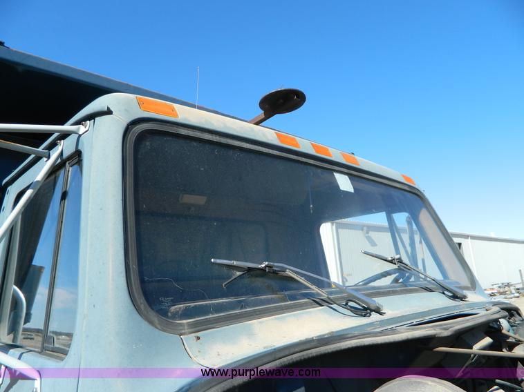 image for item BQ9975 1986 International S1700 dump truck