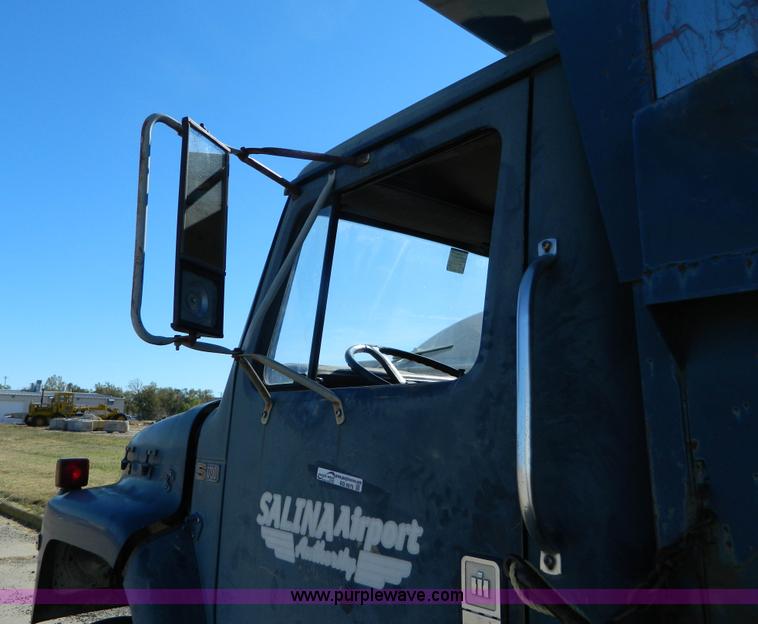 image for item BQ9975 1986 International S1700 dump truck