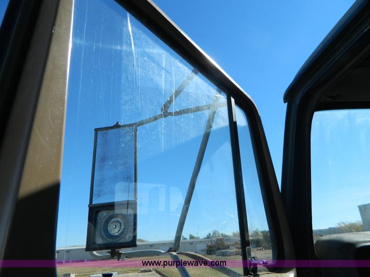 image for item BQ9975 1986 International S1700 dump truck