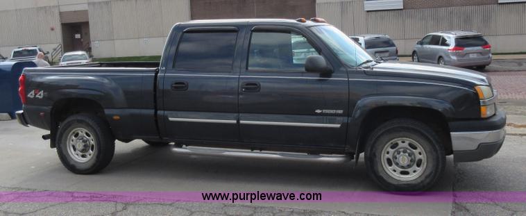 image for item I6321 2003 Chevrolet Silverado 1500HD Crew Cab pickup truck