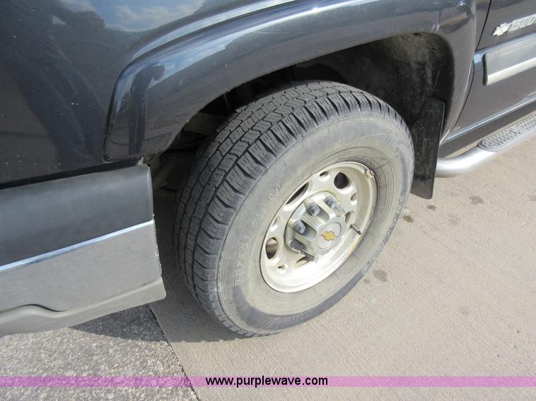 image for item I6321 2003 Chevrolet Silverado 1500HD Crew Cab pickup truck