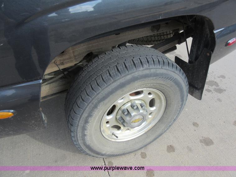 image for item I6321 2003 Chevrolet Silverado 1500HD Crew Cab pickup truck