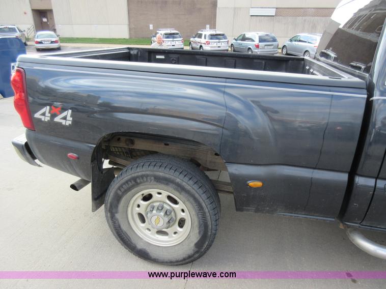 image for item I6321 2003 Chevrolet Silverado 1500HD Crew Cab pickup truck