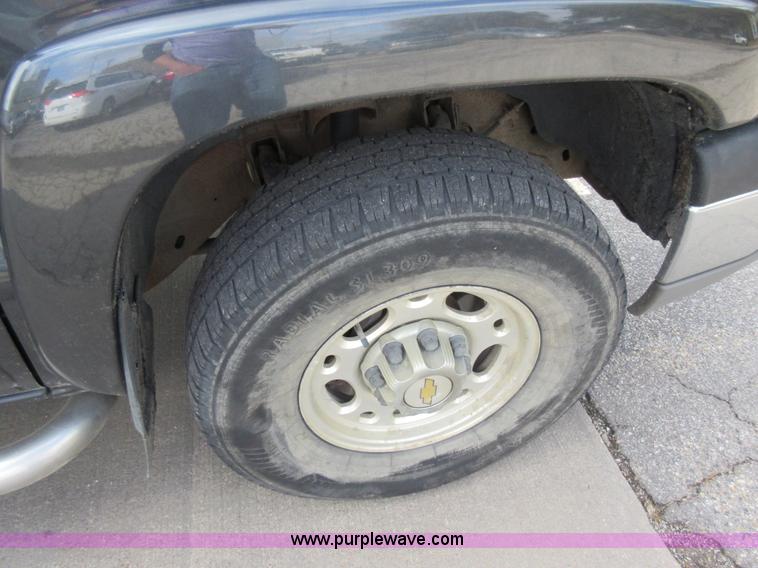 image for item I6321 2003 Chevrolet Silverado 1500HD Crew Cab pickup truck