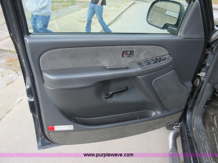 image for item I6321 2003 Chevrolet Silverado 1500HD Crew Cab pickup truck