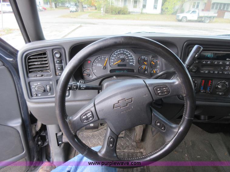 image for item I6321 2003 Chevrolet Silverado 1500HD Crew Cab pickup truck