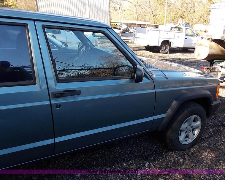 image for item J2692 1998 Jeep Cherokee Sport SUV