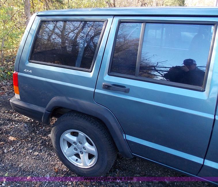 image for item J2692 1998 Jeep Cherokee Sport SUV