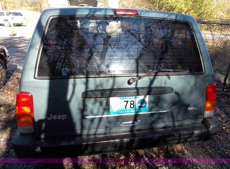 image for item J2692 1998 Jeep Cherokee Sport SUV