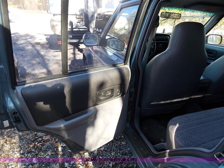 image for item J2692 1998 Jeep Cherokee Sport SUV