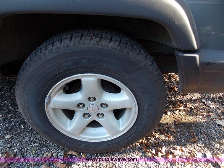 image for item J2692 1998 Jeep Cherokee Sport SUV