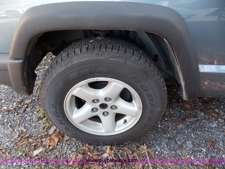 image for item J2692 1998 Jeep Cherokee Sport SUV