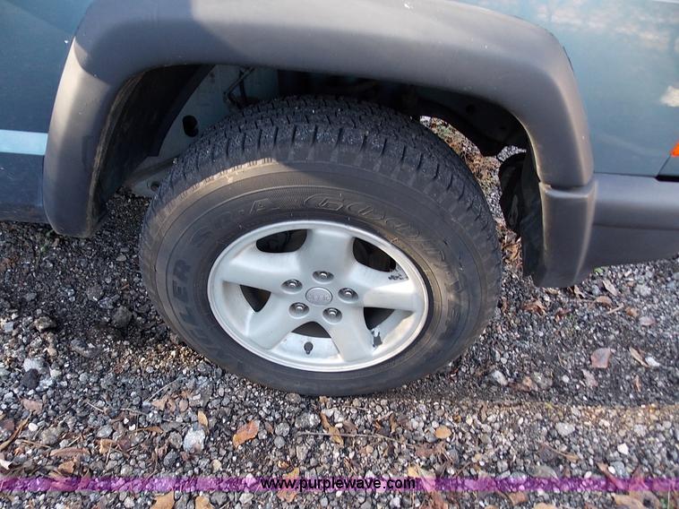 image for item J2692 1998 Jeep Cherokee Sport SUV