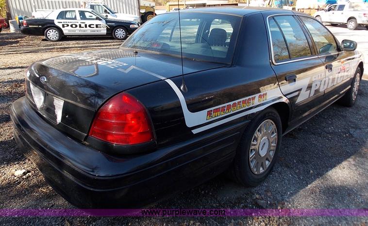 image for item J2693 2005 Ford Crown Victoria Police Interceptor