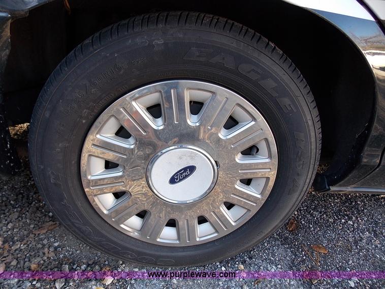 image for item J2693 2005 Ford Crown Victoria Police Interceptor
