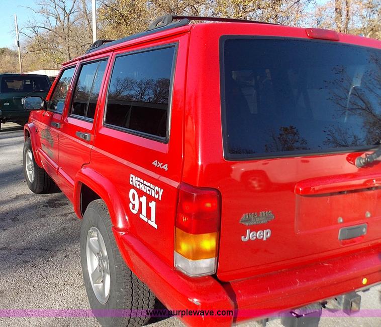 image for item J2698 1999 Jeep Cherokee Sport SUV